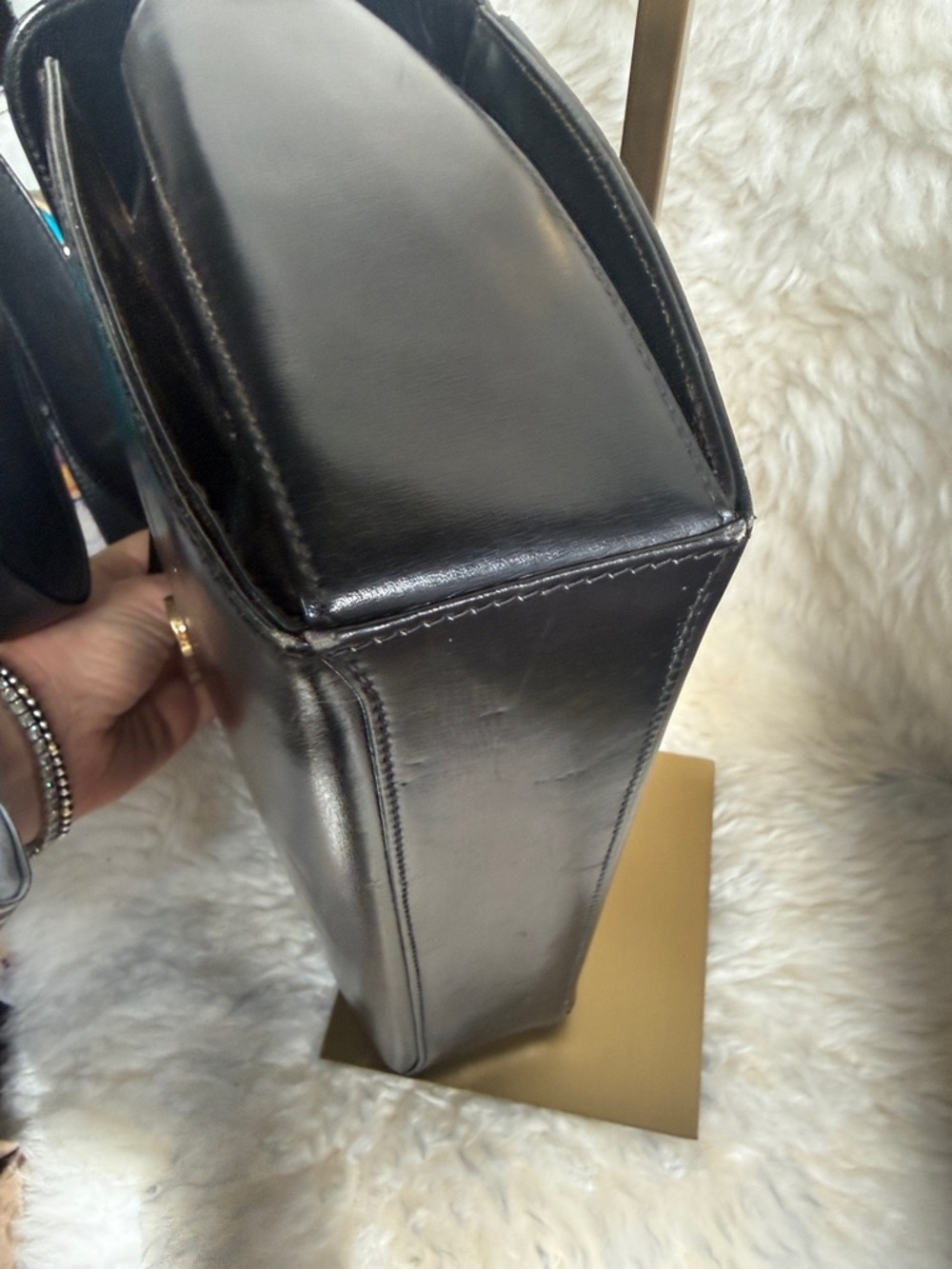 Gucci Black Vintage Leather Shoulder Bag with Gold Oval Accent - Picture 6 of 8